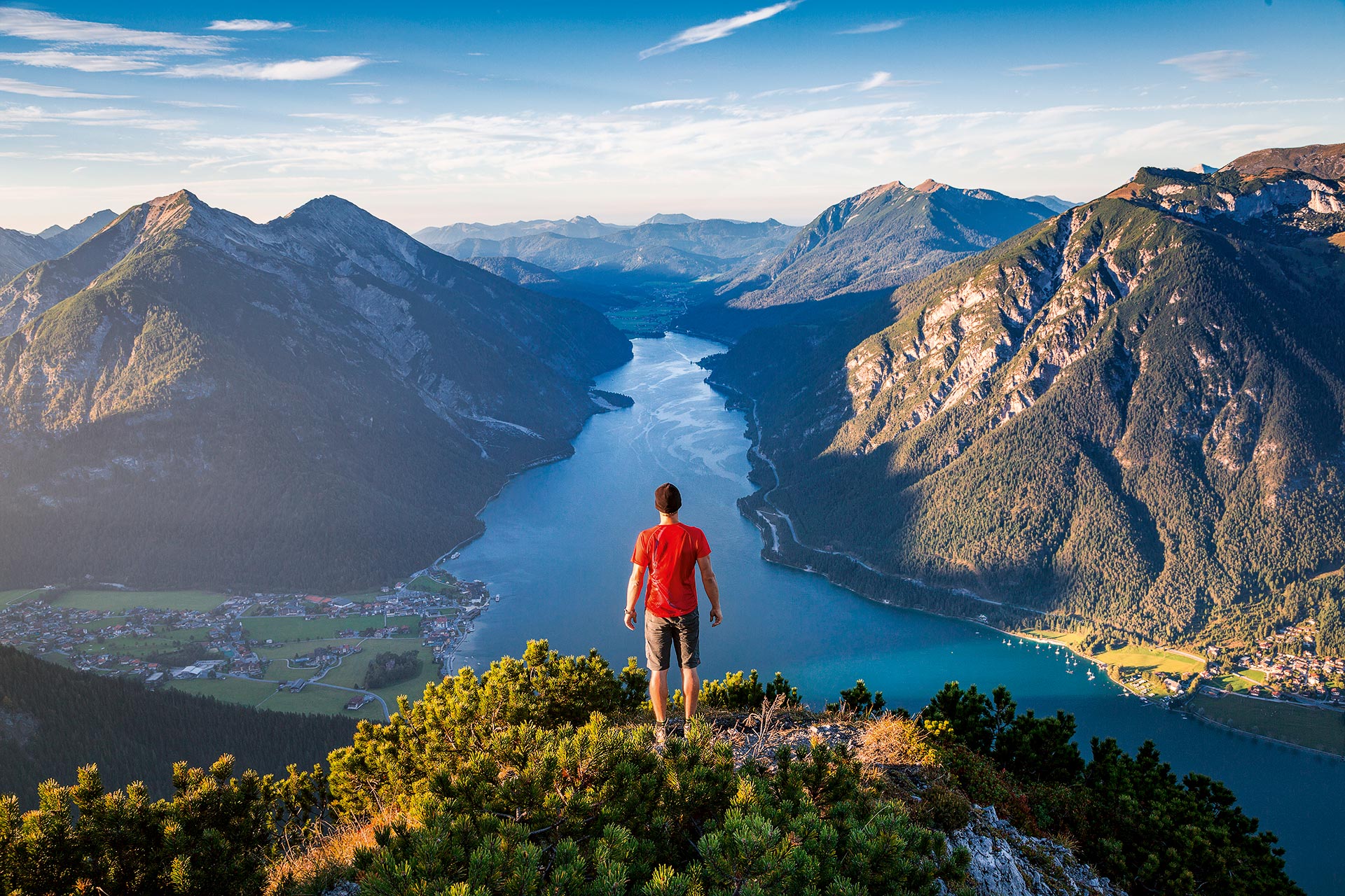 Mann steht auf Berggipfel